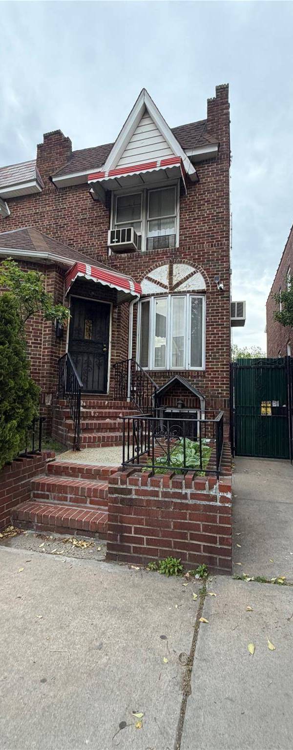 Casa com 4 Quartos à Venda em East Elmhurst - Nova Iorque - EUA