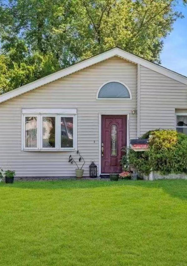 Casa de 4 Dormitorios en Venta en East Meadow - Nueva York - EE. UU.
