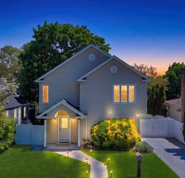 Casa de 4 Dormitorios en Venta en East Meadow - Nueva York - EE. UU.