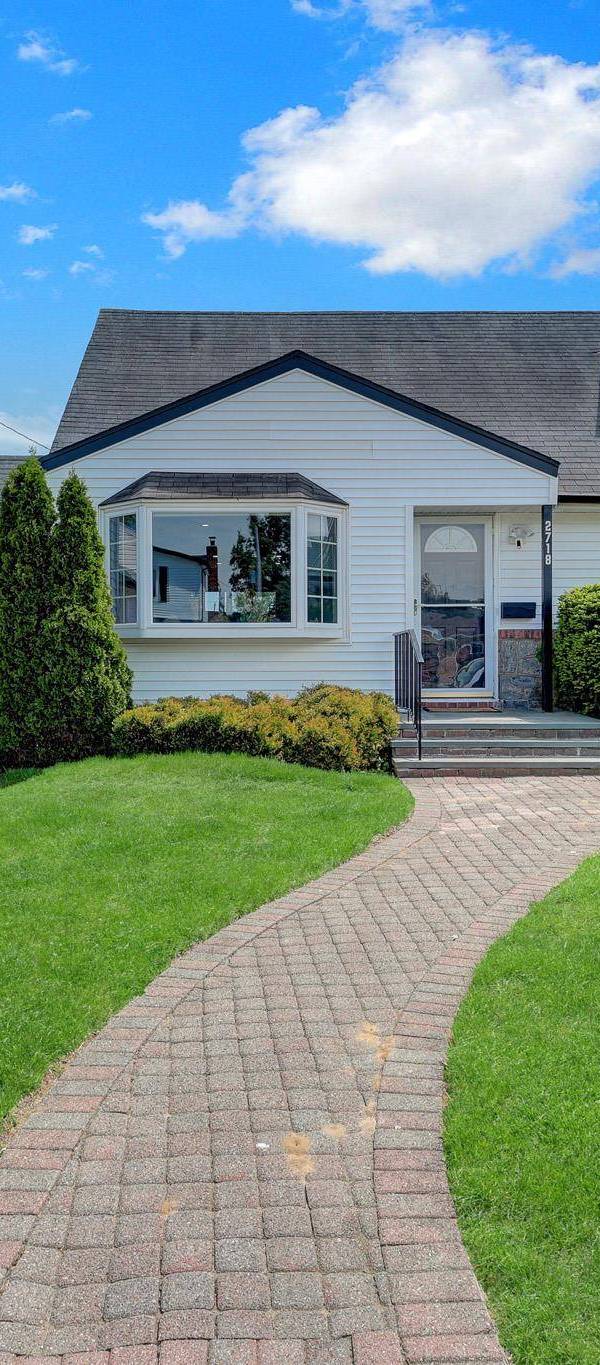 Casa de 4 Dormitorios en Venta en East Meadow - Nueva York - EE. UU.
