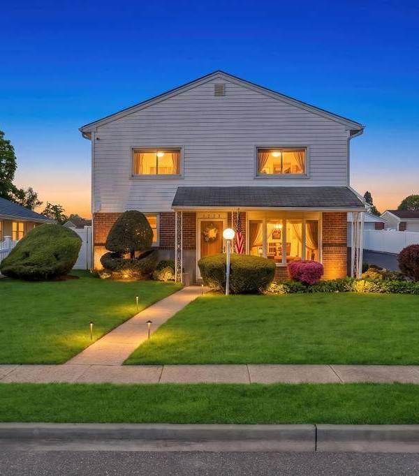 Casa de 4 Dormitorios en Venta en East Meadow - Nueva York - EE. UU.