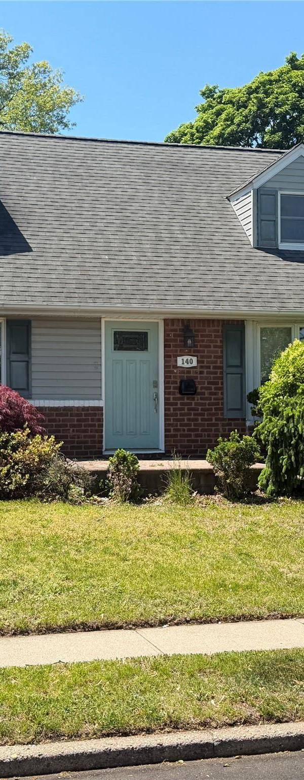 Casa de 4 Dormitorios en Venta en East Meadow - Nueva York - EE. UU.