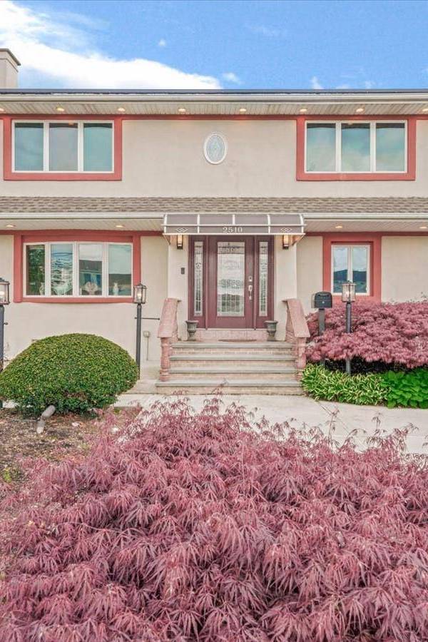 Casa de 4 Dormitorios en Venta en East Meadow - Nueva York - EE. UU.