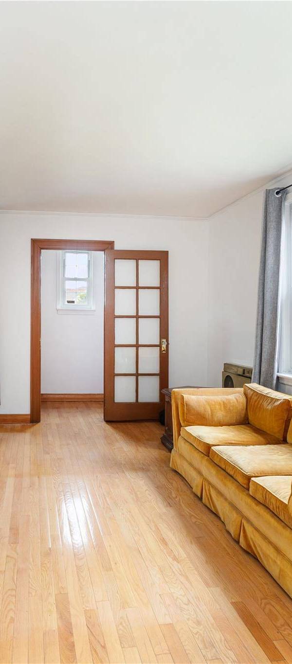 4 Bedroom Home for Sale in Elmhurst - New York - USA