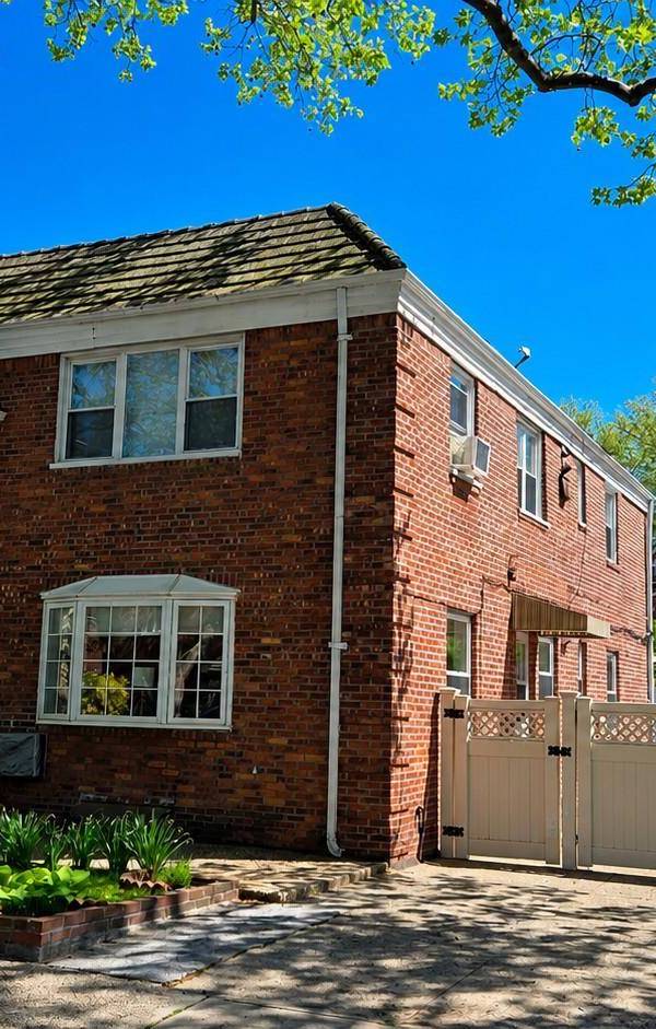 Casa com 4 Quartos à Venda em Fresh Meadows - Nova Iorque - EUA