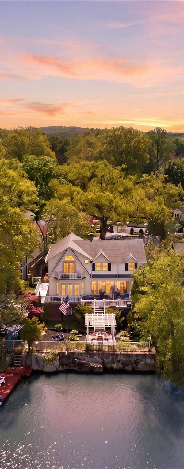 Casa de 4 Dormitorios en Venta en Lake Peekskill - Nueva York - EE. UU.