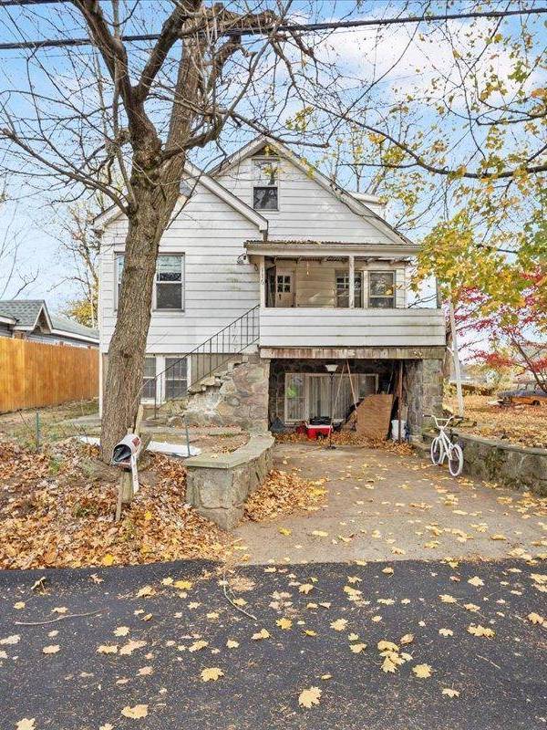 Casa de 4 Dormitorios en Venta en Lake Peekskill - Nueva York - EE. UU.