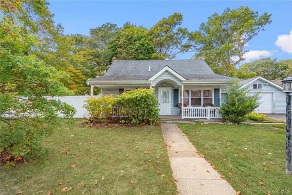 Maison de 4 Chambres à Vendre à Lake Ronkonkoma, New York, États-Unis
