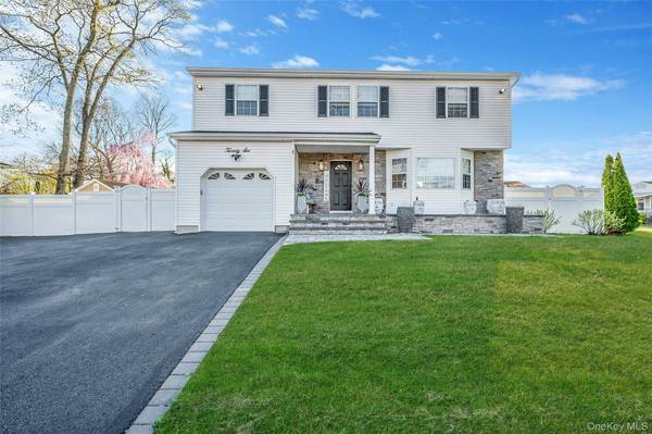 Maison de 4 Chambres à Vendre à Lake Ronkonkoma, New York, États-Unis