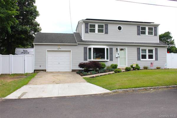 Maison de 4 Chambres à Vendre à Lake Ronkonkoma, New York, États-Unis