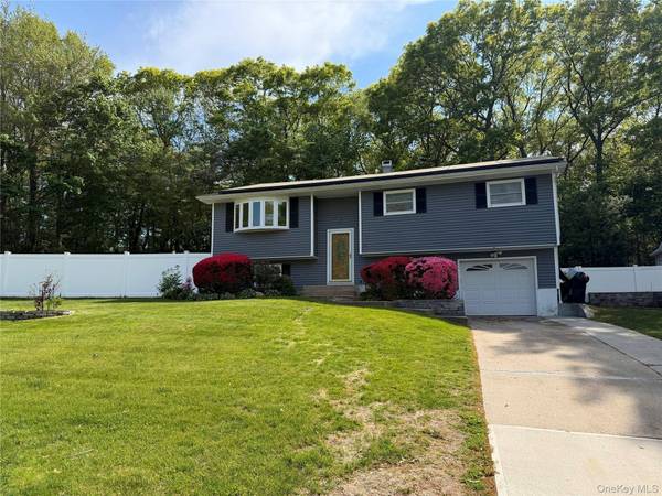 Maison de 4 Chambres à Vendre à Lake Ronkonkoma, New York, États-Unis