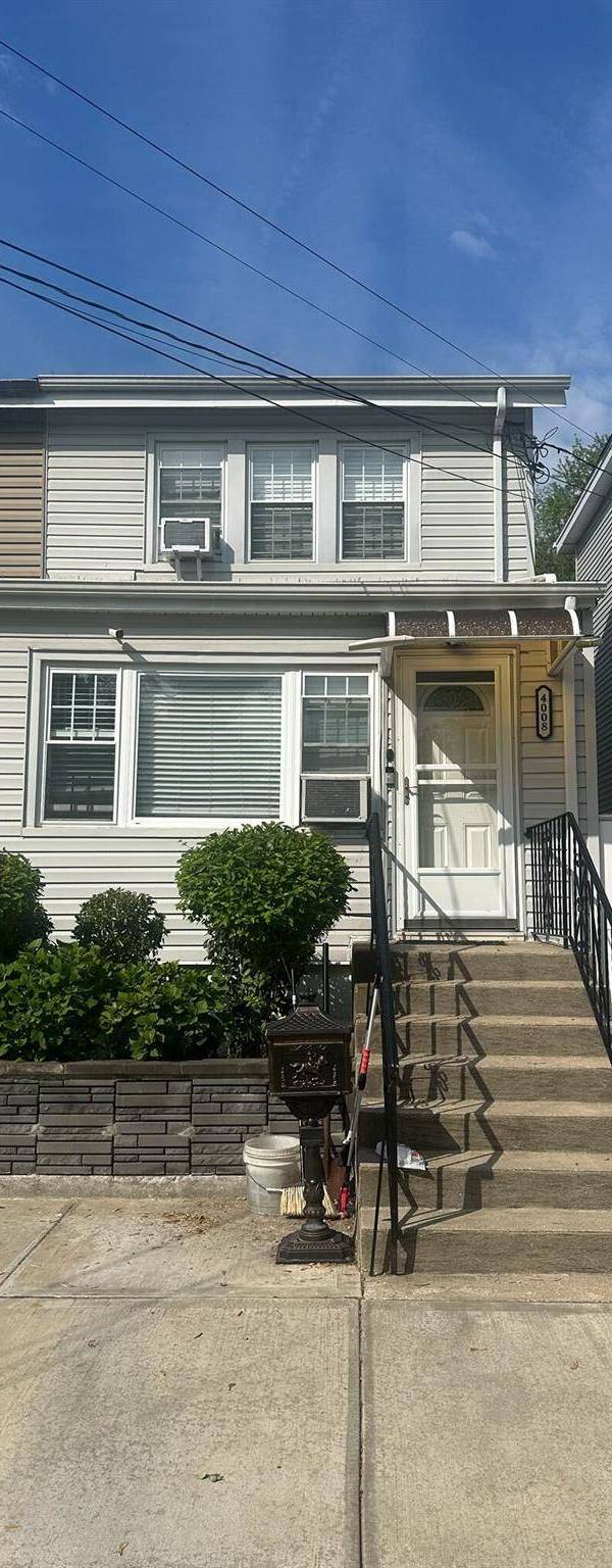 Casa de 4 Dormitorios en Venta en Little Neck - Nueva York - EE. UU.