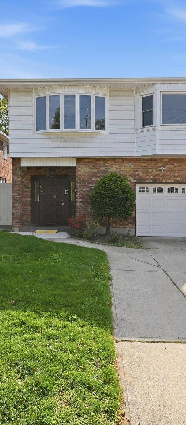 Casa de 4 Dormitorios en Venta en Little Neck - Nueva York - EE. UU.