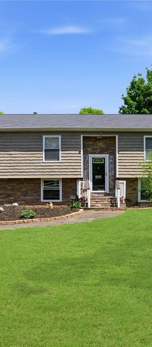 4 Bedroom Home for Sale in Medford - New York - USA