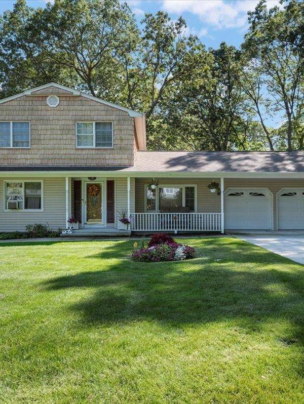 4 Bedroom Home for Sale in Miller Place - New York - USA