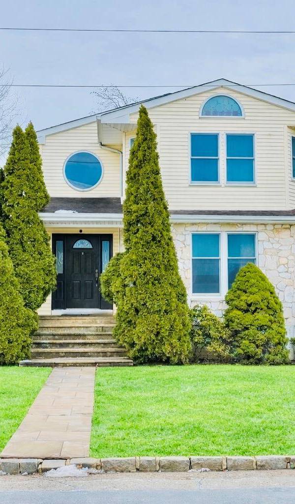 4 Bedroom Home for Sale in New Hyde Park - New York - USA