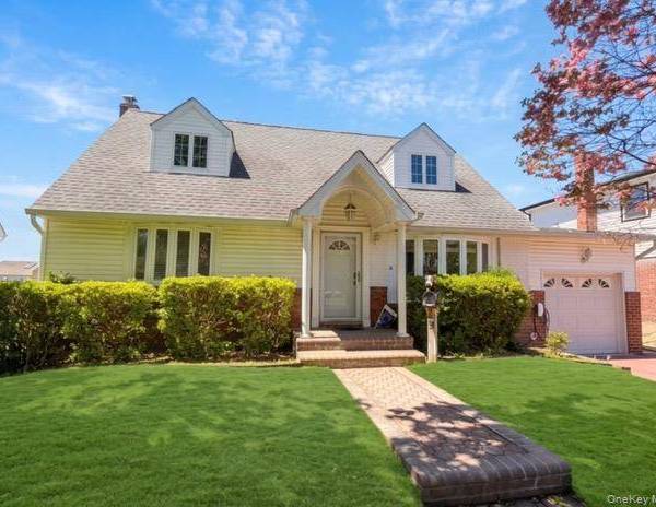 4 Bedroom Home for Sale in New Hyde Park - New York - USA