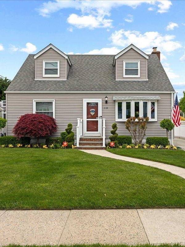 4 Bedroom Home for Sale in New Hyde Park - New York - USA