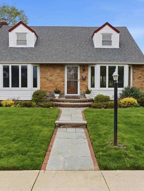 4 Bedroom Home for Sale in New Hyde Park - New York - USA
