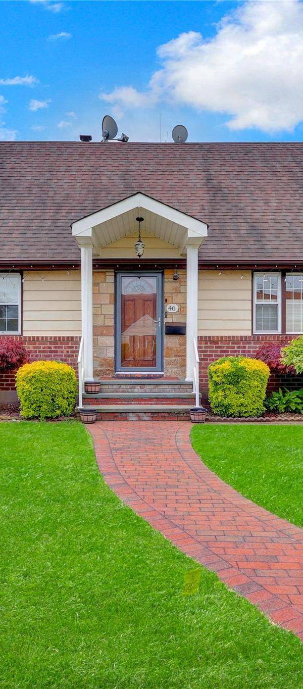 4 Bedroom Home for Sale in New Hyde Park - New York - USA
