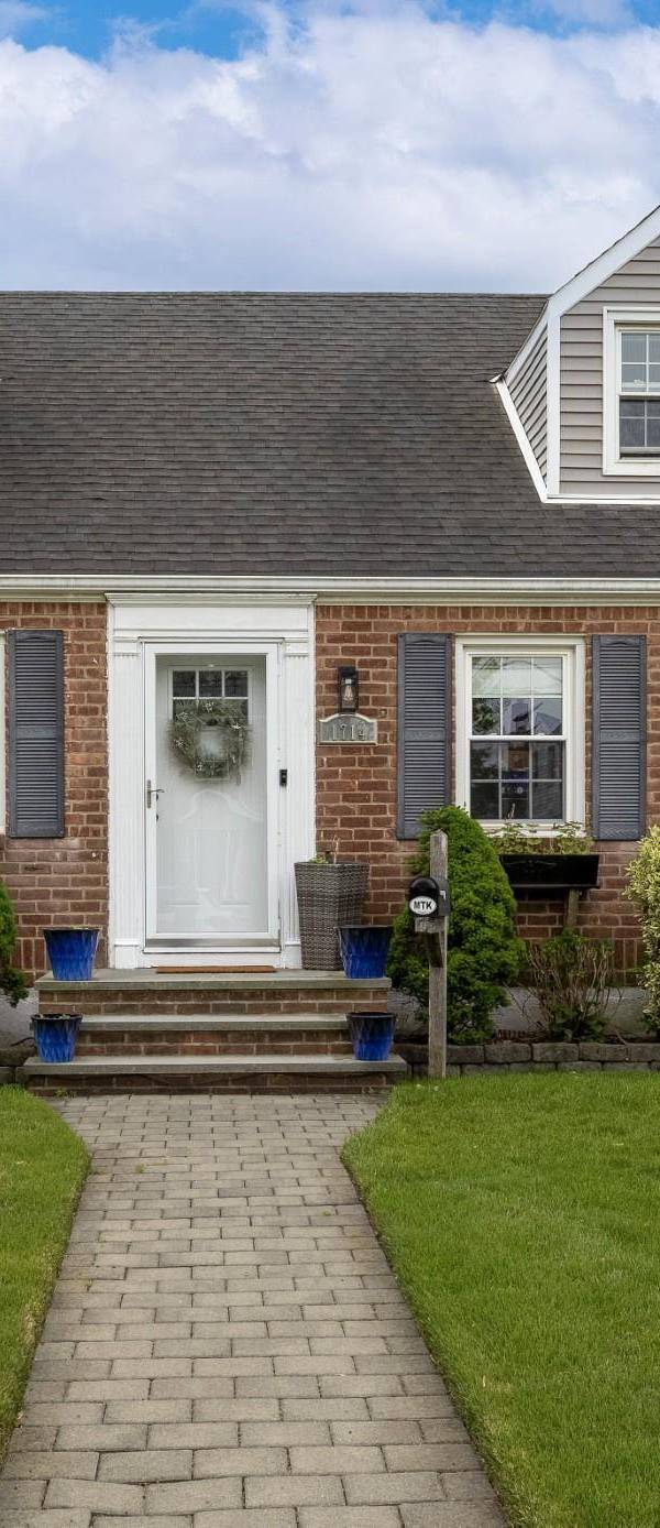 4 Bedroom Home for Sale in New Hyde Park - New York - USA