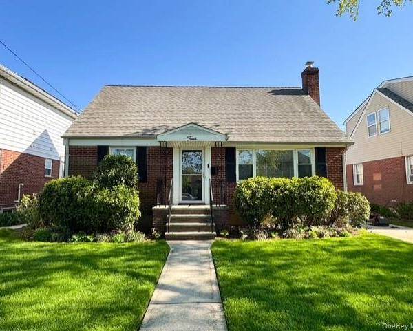 4 Bedroom Home for Sale in New Hyde Park - New York - USA
