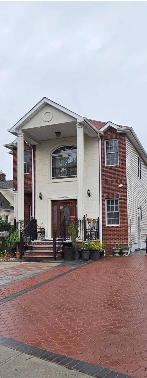 4 Bedroom Home for Sale in New Hyde Park - New York - USA