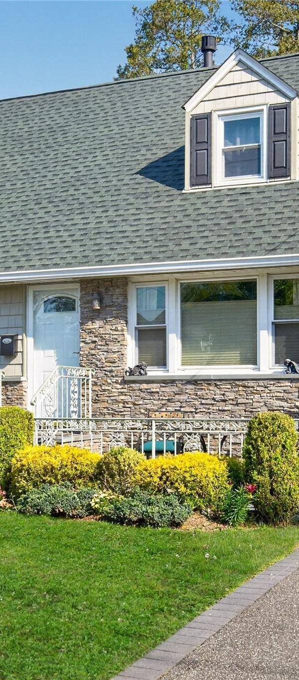4 Bedroom Home for Sale in New Hyde Park - New York - USA