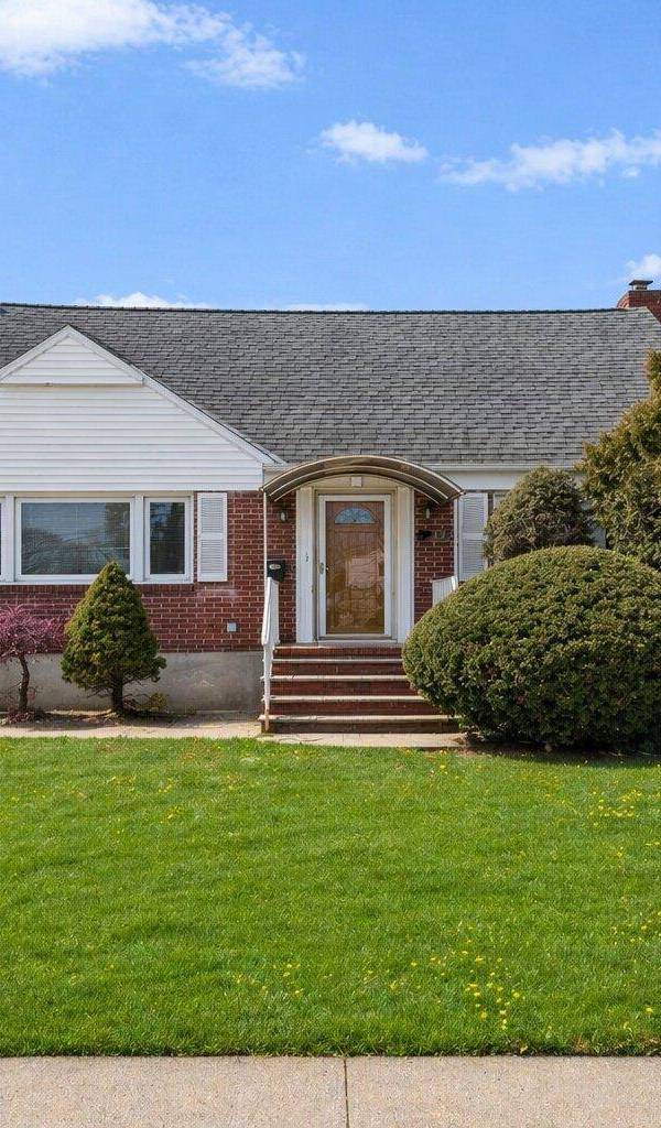 4 Bedroom Home for Sale in New Hyde Park - New York - USA