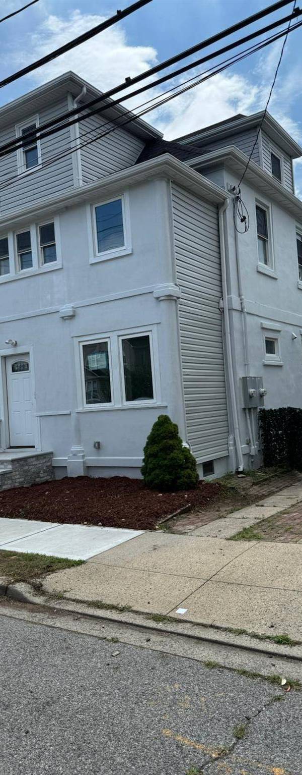 4 Bedroom Home for Sale in New Hyde Park - New York - USA