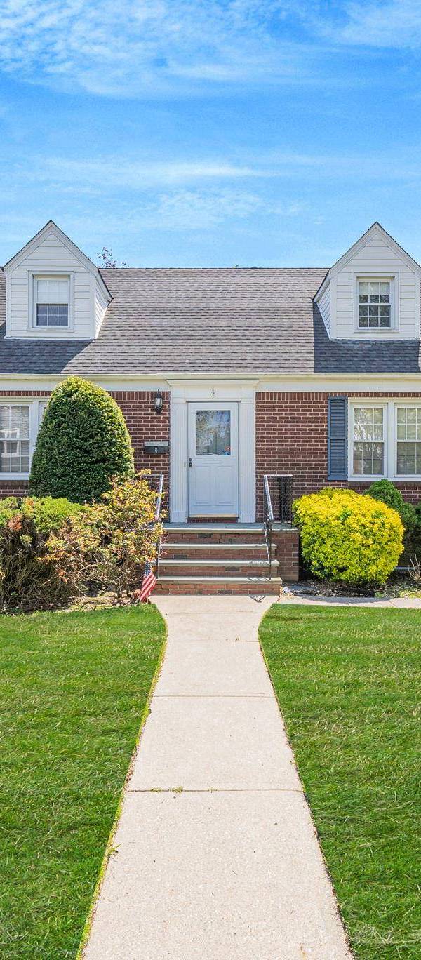 4 Bedroom Home for Sale in New Hyde Park - New York - USA