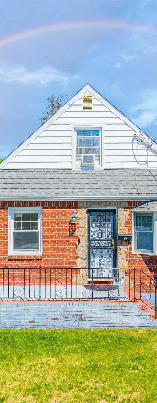 4 Bedroom Home for Sale in New Hyde Park - New York - USA