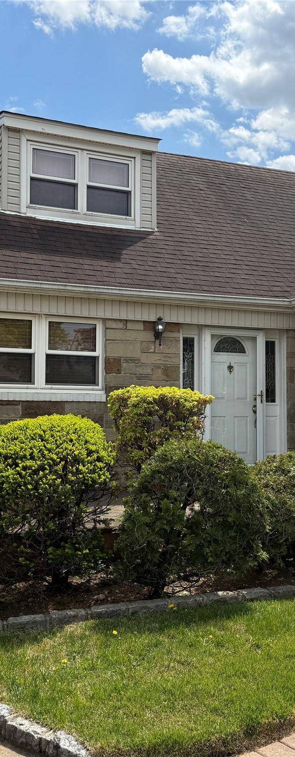 4 Bedroom Home for Sale in New Hyde Park - New York - USA