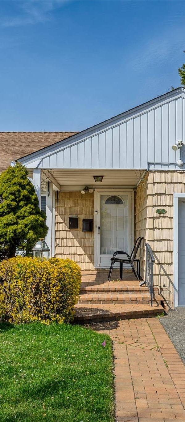 4 Bedroom Home for Sale in New Hyde Park - New York - USA