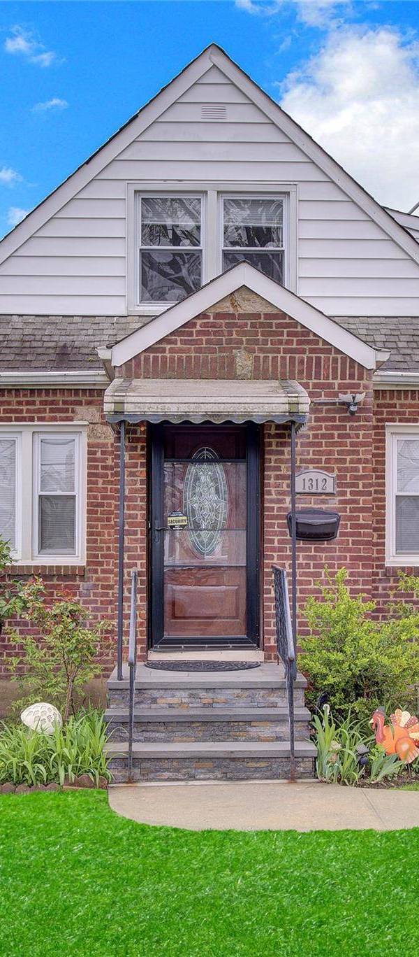 4 Bedroom Home for Sale in New Hyde Park - New York - USA