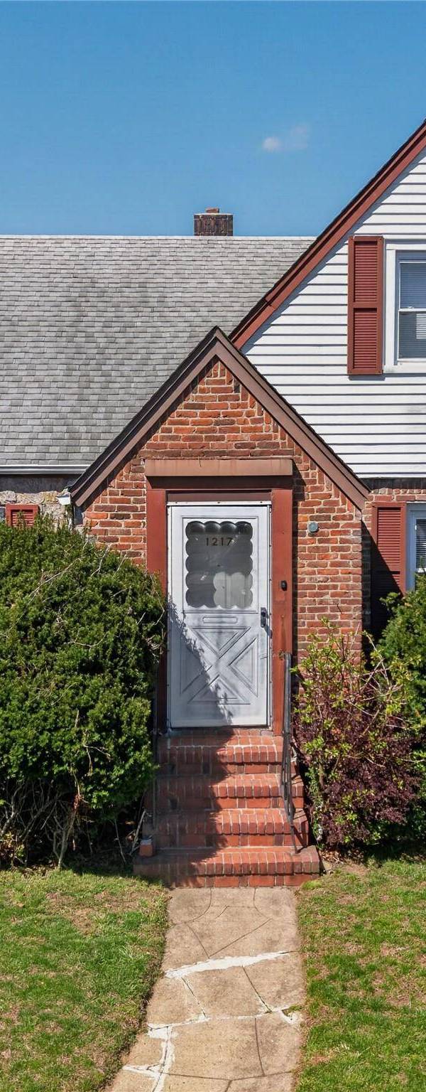 4 Bedroom Home for Sale in New Hyde Park - New York - USA
