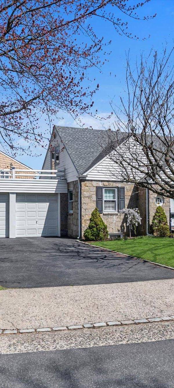 4 Bedroom Home for Sale in New Hyde Park - New York - USA