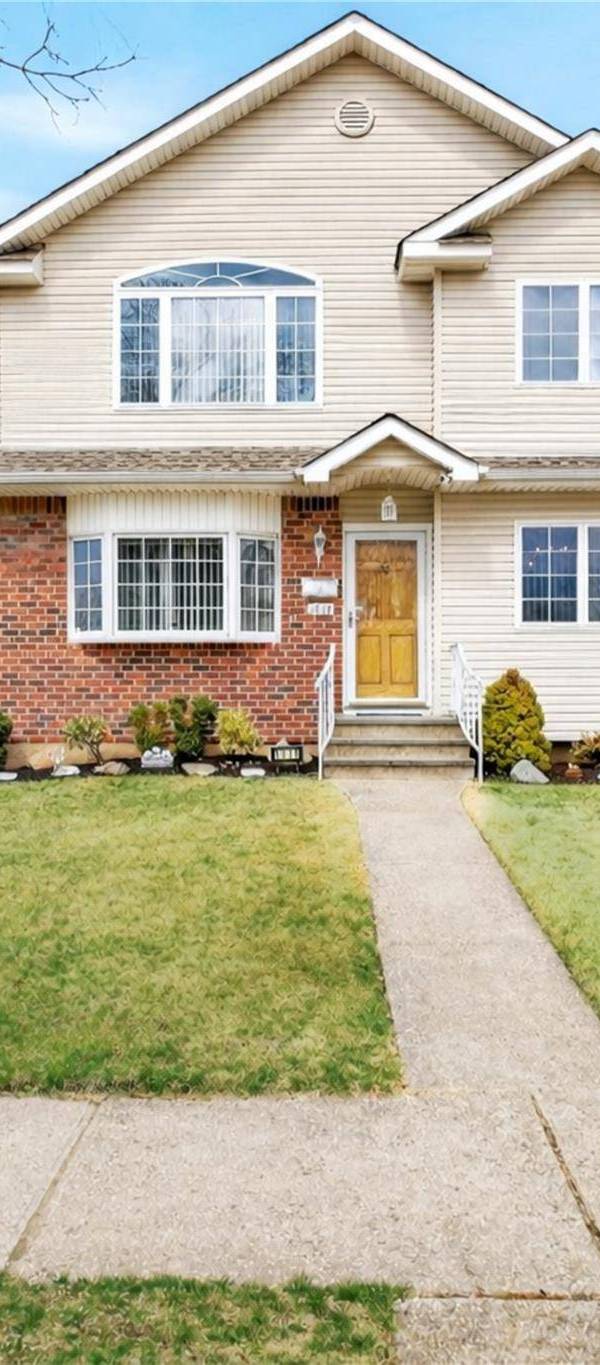 4 Bedroom Home for Sale in New Hyde Park - New York - USA