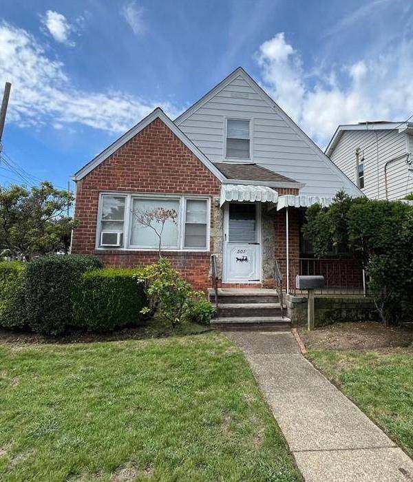 4 Bedroom Home for Sale in New Hyde Park - New York - USA