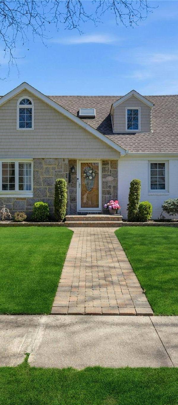 4 Bedroom Home for Sale in New Hyde Park - New York - USA