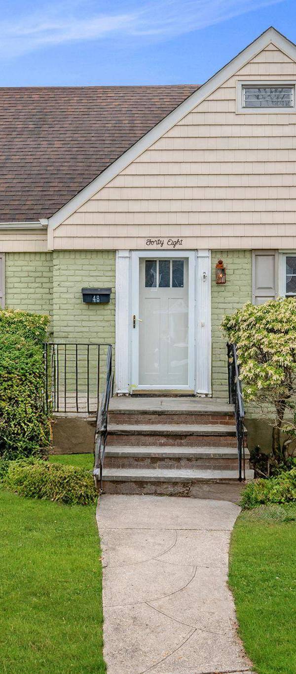 4 Bedroom Home for Sale in New Hyde Park - New York - USA