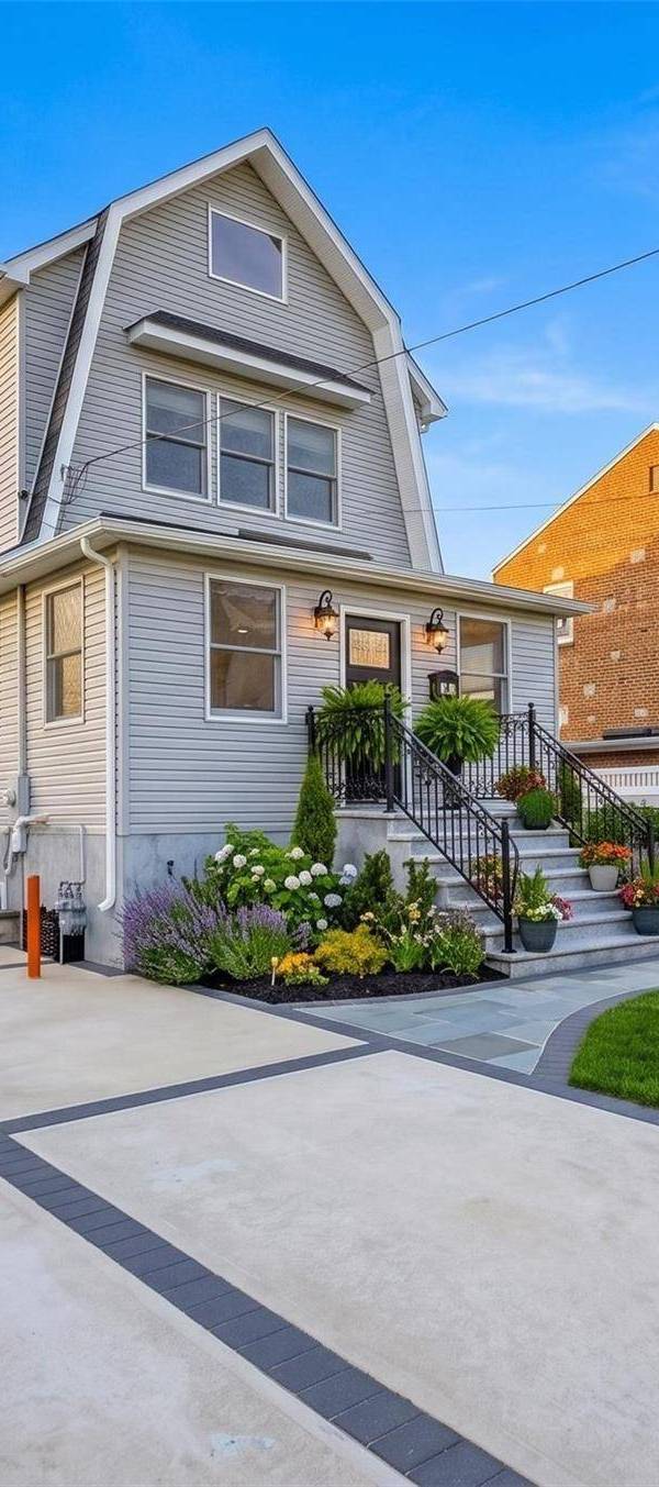 4 Bedroom Home for Sale in New Hyde Park - New York - USA