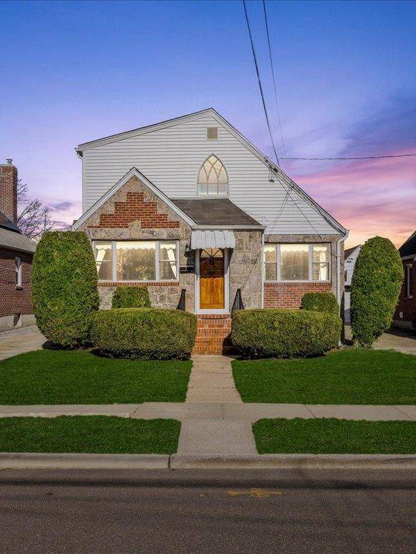 4 Bedroom Home for Sale in New Hyde Park - New York - USA