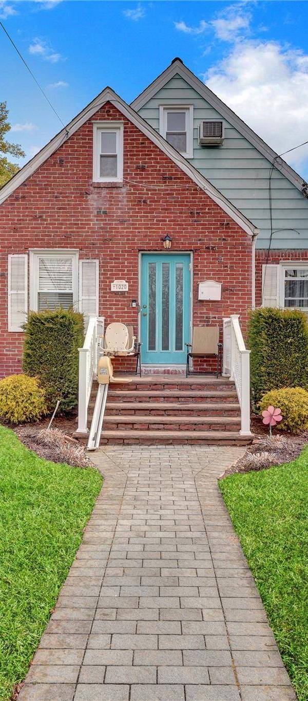 4 Bedroom Home for Sale in New Hyde Park - New York - USA