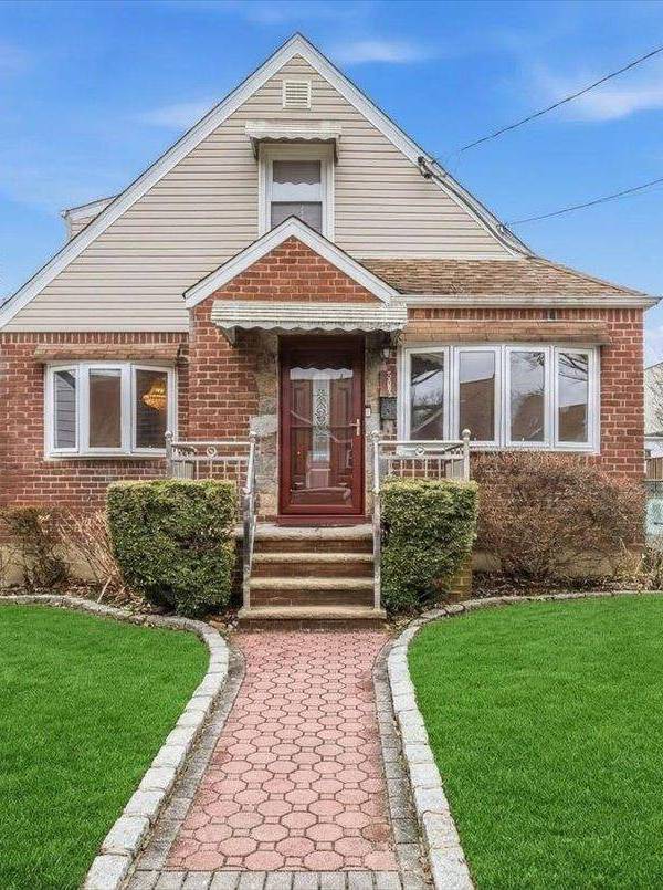4 Bedroom Home for Sale in New Hyde Park - New York - USA