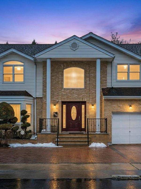 4 Bedroom Home for Sale in New Hyde Park - New York - USA