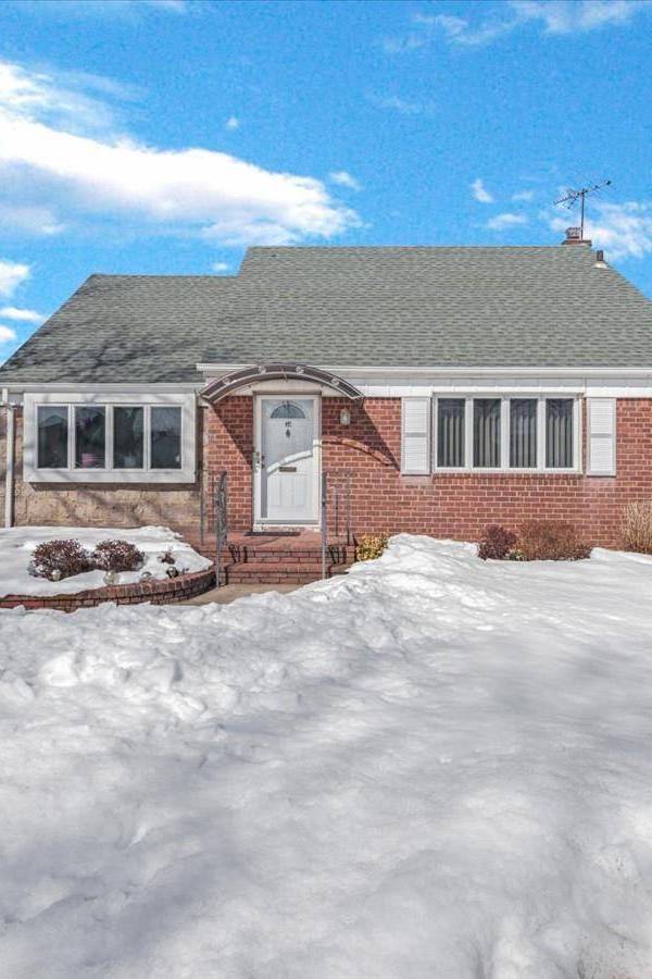 4 Bedroom Home for Sale in New Hyde Park - New York - USA