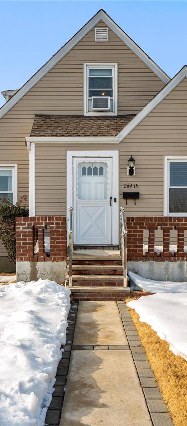 4 Bedroom Home for Sale in New Hyde Park - New York - USA