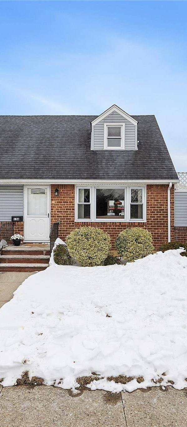 4 Bedroom Home for Sale in New Hyde Park - New York - USA
