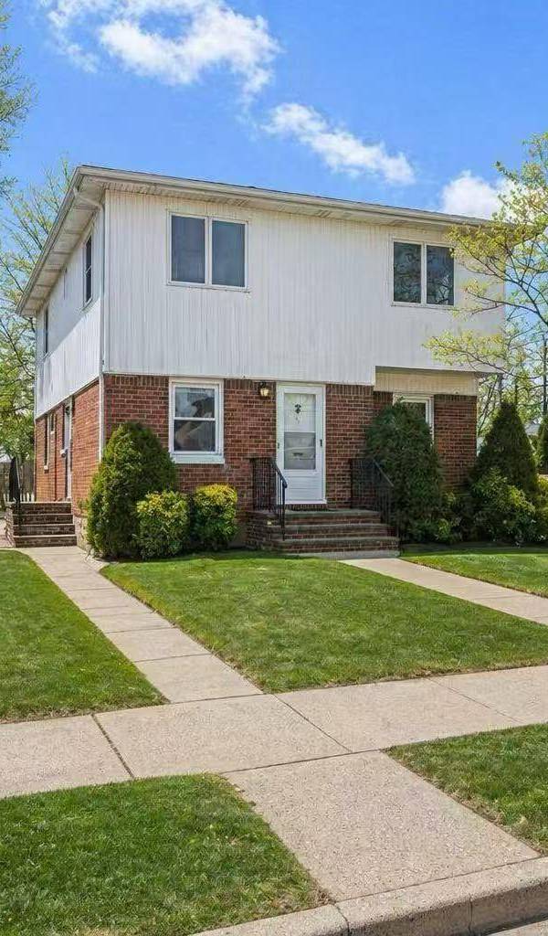 4 Bedroom Home for Sale in New Hyde Park - New York - USA